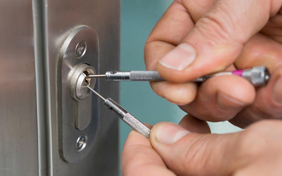 serrure de porte d'entrée Domont